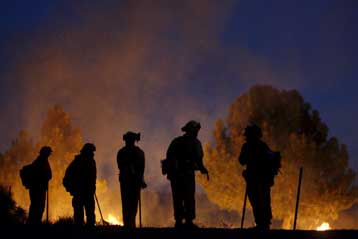 Εξασθένηση ανέμων και μείωση των πύρινων μετώπων στη νότια Καλιφόρνια