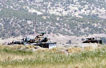 Πρόβες πολέμου στα σύνορα του Ιράκ με την Τουρκία