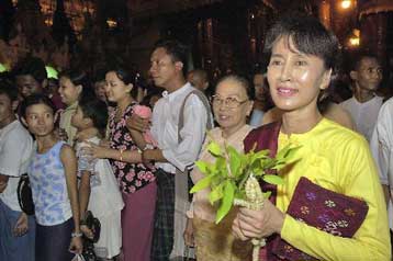 Η ηγέτιδα της δημοκρατικής αντιπολίτευσης της Μιανμάρ συνομιλεί με τη χούντα