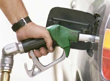 «Μπαλάκι» ευθυνών μεταξύ βενζινοπωλών και εταιρειών εμπορίας για τον «αέρα» στα καύσιμα