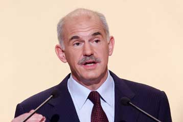 Με επίσκεψη σε πυρόπληκτα χωριά συνεχίστηκε η περιοδεία Παπανδρέου στην Πελοπόννησο