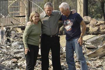 Περιοδεία του Τζορτζ Μπους στις πληγείσες περιοχές της Καλιφόρνιας