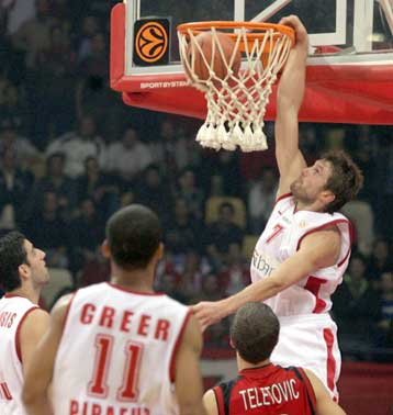 Διπρόσωπος Ολυμπιακός νίκησε 95-90 την Ταού χάρη στην επίθεσή του