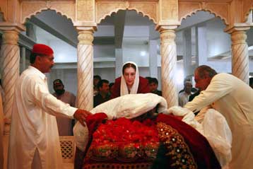 Πρώτο ταξίδι της Μπεναζίρ Μπούτο στο Πακιστάν μετά την απόπειρα εναντίον της