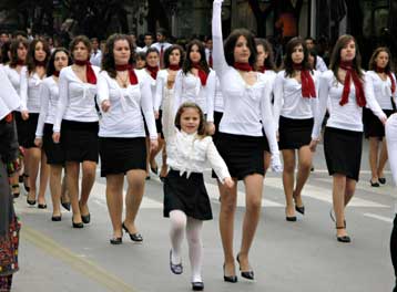 Με κάθε επισημότητα πραγματοποιήθηκε η μαθητική παρέλαση στη Θεσσαλονίκη