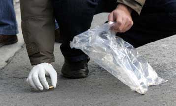 Συμπλοκή με πυροβολισμούς μεταξύ αστυνομικών και άγνωστου άνδρα