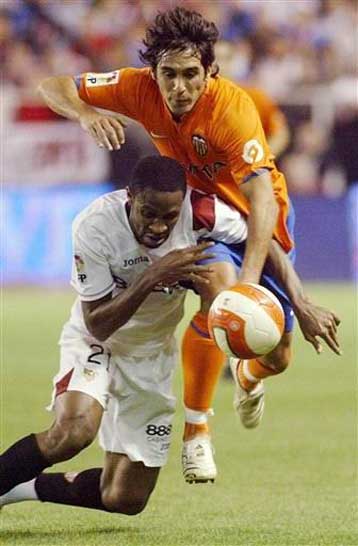 Παραμένει στο τιμόνι του οδηγού η Ρεάλ, «τριάρα» της Σεβίλης στη Βαλένθια