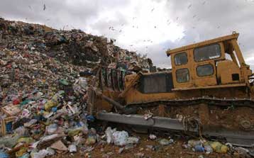 «Εμφύλιος» ανατολικής και δυτικής Αττικής για τα σκουπίδια