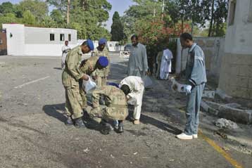 Επτά νεκροί από επίθεση αυτοκτονίας κοντά στο αρχηγείο του Π.Μουσάραφ
