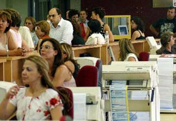 Την αύξηση της προκαταβολής φόρου για ΑΕ, ΕΠΕ και τράπεζες εξετάζει η κυβέρνηση