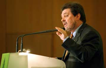 Καταγγελία της Νομαρχίας Πειραιά για παρεμβάσεις που ευνοούν την παρανομία στην αγορά