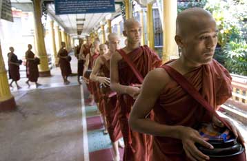 Οι βουδιστές μοναχοί επέστρεψαν στους δρόμους της Μιανμάρ