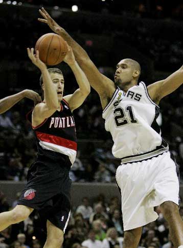 Μέχρι το 2012 στους Σπερς ο Ντάνκαν, ανακοίνωσαν Χάουαρντ οι Μάβερικς