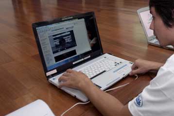 Φορητοί υπολογιστές Intel και Microsoft για τους μαθητές της Λιβύης