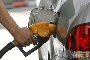 Νέο ιστορικό ρεκόρ του πετρελαίου που ξεπέρασε τα 94 δολάρια το βαρέλι