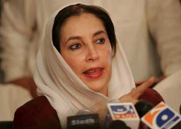 Κήρυξη στρατιωτικού νόμου από τον Μουσάραφ φοβάται η Μπούτο