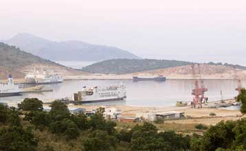 Η ινδική DS Constructions εισέρχεται στην ΑΕΓΕΚ, πωλείται το λιμάνι του Αστακού