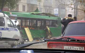 Σε έναν ύποπτο καταλήγουν οι έρευνες για την έκρηξη βόμβας σε ρωσικό λεωφορείο