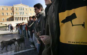 Αντιδράσεις και από το βήμα της Βουλής στην πρόταση Σανιδά για τις κάμερες