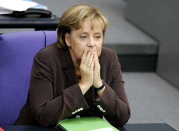 Για σιωπή και αναποφασιστικότητα κατηγορούν οι Γερμανοί την Ανγκελα Μέρκελ
