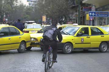 Δύο συλλήψεις για ληστείες εις βάρος οδηγών ταξί