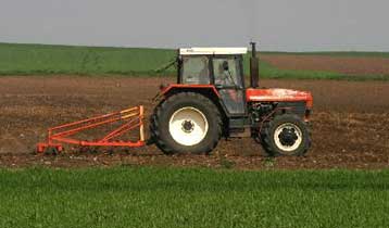 Πρόταση στην ΕΕ για μειωμένο ΦΠΑ σε γεωργικά μηχανήματα, κράνη και Η/Υ