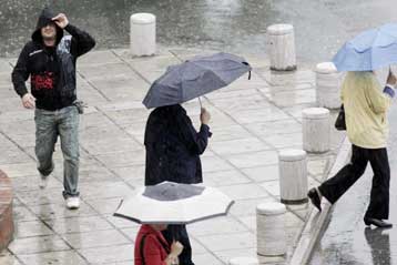 Αλλάζει το σκηνικό του καιρού με βροχές, καταιγίδες και πτώση της θερμοκρασίας