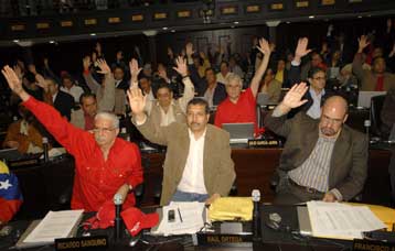 Ανοίγει ο δρόμος για την παραμονή του Ούγκο Τσάβες στην εξουσία και μετά το 2012