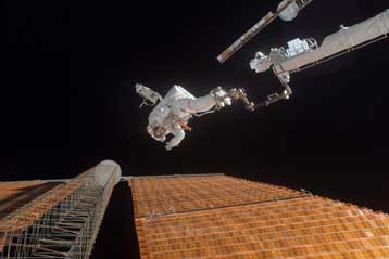 Κρίσιμα «μαστορέματα» ολοκληρώθηκαν στο εξωτερικό του Διεθνούς Διαστημικού Σταθμού