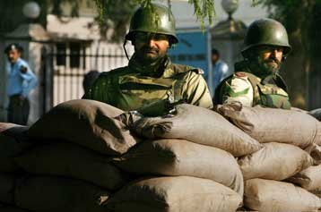 Συγκρούσεις αστυνομικών με δικηγόρους, σε «κλοιό» η αντιπολίτευση στο Πακιστάν