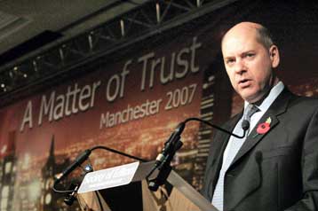 Χιλιάδες άτομα στη Βρετανία αποτελούν εν δυνάμει τρομοκράτες, λέει ο αρχηγός της MI5