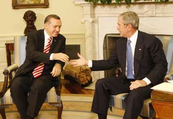 Ο Μπους αποκαλεί το PKK εχθρό χωρίς να επιτρέπει στην Τουρκία στρατιωτική δράση