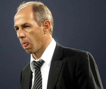 Η ΠΑΕ ΟΦΗ στηρίζει τον Μάουρερ και καταδικάζει τα επεισόδια