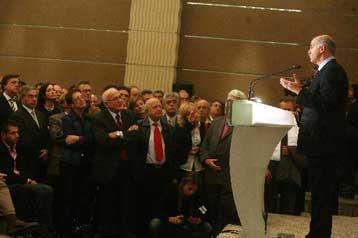 Σε ανθρώπους των γραμμάτων και των τεχνών απευθύνθηκε ο Γ.Παπανδρέου