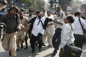 Υπεραμύνεται της απόφασης για επιβολή στρατιωτικού νόμου ο Μουσαράφ