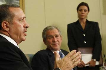 «Ψηλά» κρατά η Τουρκία την απειλή στρατιωτικής επιχείρησης στο Βόρειο Ιράκ