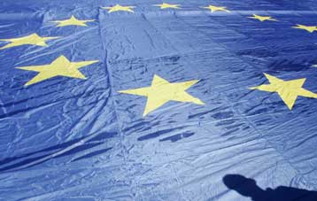 Διάλογο για το όνομα της ΠΓΔΜ και αποφυγή προκλήσεων ζητά στην έκθεσή της η Κομισιόν