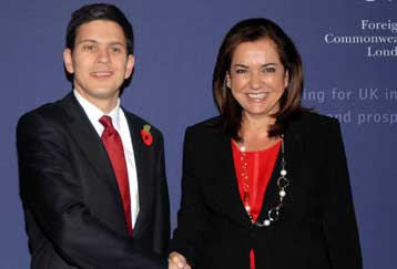 Θετικά βλέπει η βρετανική διπλωματία τις ελληνικές θέσεις για ΠΓΔΜ και Κυπριακό