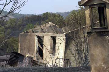 Υπογράφηκαν οι υπουργικές αποφάσεις για την ανοικοδόμηση στις πυρόπληκτες περιοχές