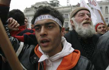 Διά της βίας διαλύθηκαν οι διαδηλωτές που ζητούσαν παραίτηση του Γεωργιανού προέδρου