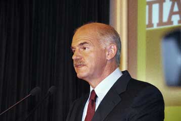 Με περιοδεία στην Κρήτη συνεχίζει την προεκλογική του δραστηριότητα ο Γ.Παπανδρέου