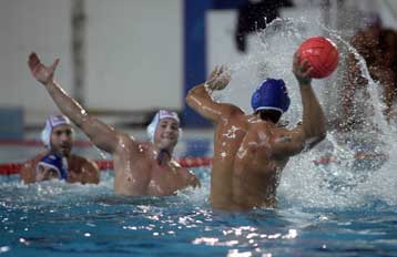 Ο Ολυμπιακός «ξεφορτώθηκε» την παρέα του Πανιωνίου από την κορυφή