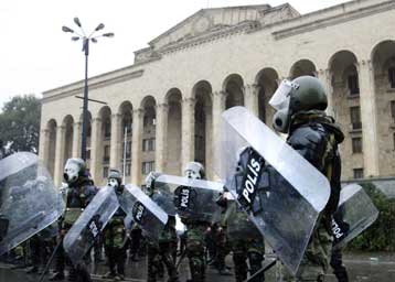 Πρόωρες εκλογές προανήγγειλε ο πρόεδρος της Γεωργίας μετά τις βίαιες διαδηλώσεις