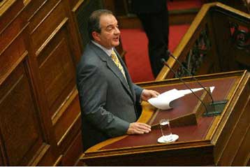 Σε τρεις επίκαιρες ερωτήσεις απαντά στη Βουλή ο Κ.Καραμανλής