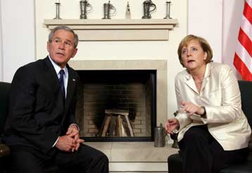 Μετά τον Νικολά Σαρκοζί ο Τζορτζ Μπους υποδέχεται την Ανγκελα Μέρκελ