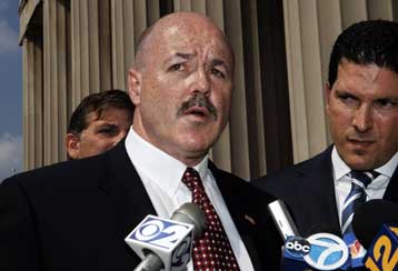 Σειρά κατηγοριών απαγγέλθηκε στον πρώην επικεφαλής της αστυνομίας της Νέας Υόρκης