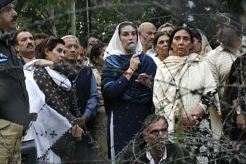 «Ελεύθερη πολιορκημένη» για μία ημέρα η Μπεναζίρ Μπούτο