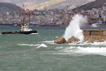 Δεμένα τα πλοία στα λιμάνια, πρόσκαιρη επιδείνωση του καιρού σε όλη τη χώρα