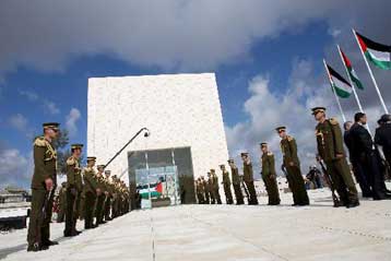 Οι Παλαιστίνιοι εγκαινιάζουν το Μαυσωλείο του Γιασέρ Αραφάτ στη Μουκάτα