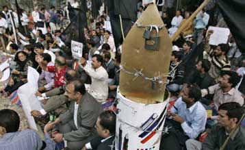 «Ελεύθερη» η Μπούτο, της απαγορεύουν όμως να συναντήσει ανώτατο δικαστή στο Πακιστάν